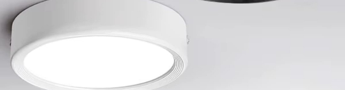 لطش أبيض يعطي إضاءة واضحة ومتجانسة للمساحات