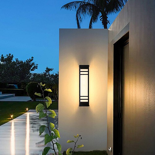 فانوس جداري اسود لون الانارة اصفر 30 واط