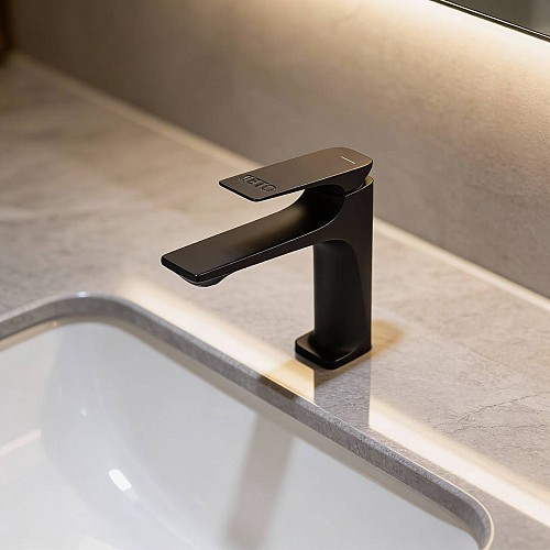 خلاط مغسلة قصير مربع بديكور معين على المقبض اسود مع ليات