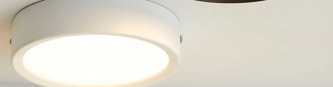 إضاءة لطش أصفر تعطي دفئًا للمجالس والغرف