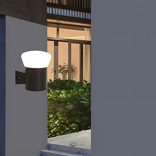 فانوس جداري اسود لون الانارة اصفر 5 واط