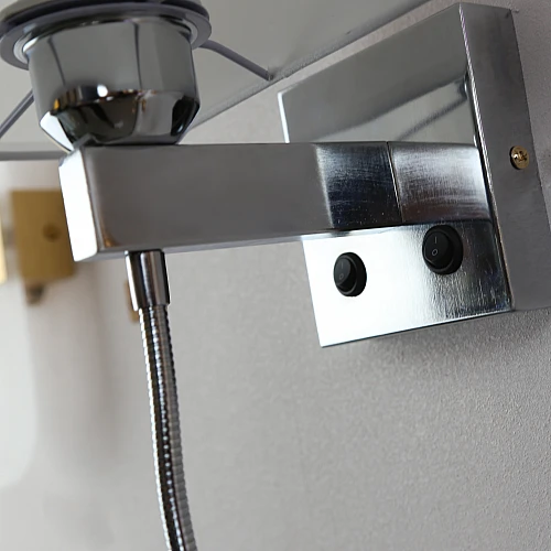 ابليك حائط جداري مودرن فضي لمبة موجهة للقراءة لون الانارة اصفر و قاعدة لمبة تركيب رئيسية E27*1L