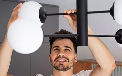 كيف تختار الثريا المثالية لكل غرفة؟ دليل كامل من كهرباء الجنوب للإنارة