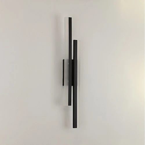 إضاءة جدارية لون اسود اشراقة متعددة الألوان ( شمسي + اصفر + ابيض ) لون الشكل اسود إنارة جدارية من جهتين