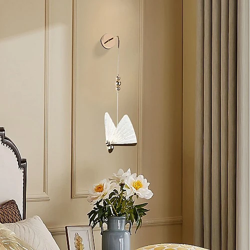 ابليك جداري إحائط بتصميم فاخر وأنيق على شكل فراشة رومانسية مفرد لون ذهبي اشراقة متعددة الألوان ( شمسي+ اصفر + ابيض)