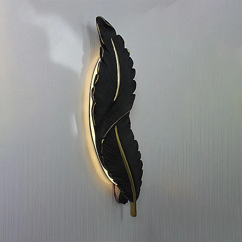 اضاءة جدارية وابليك جداري لون الشكل اسود لون الانارة اصفر تصميم ريشه شكل انيق وفخم طول 85 *العرض 20 سم .