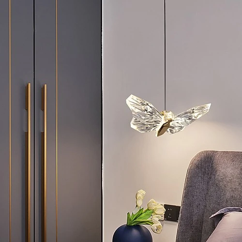 إنارة معلقة مودرن ذهبي شفاف اشراقة متعددة الألوان ( شمسي + اصفر + ابيض ) بتصميم فراشة حديث وجميل مفرد