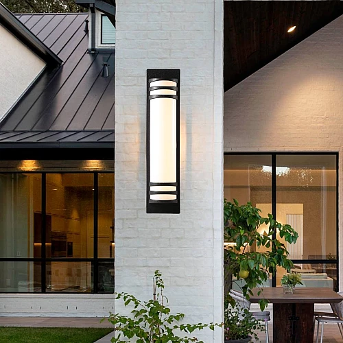 فانوس جداري اسود لون الانارة اصفر 30 واط