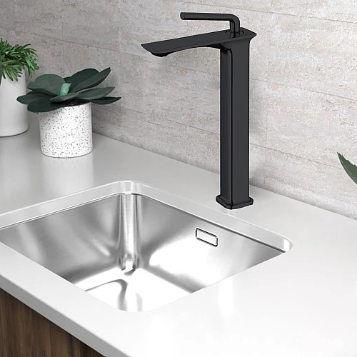 خلاط مغسلة طويل مربع راس مدور اسود مع ليات