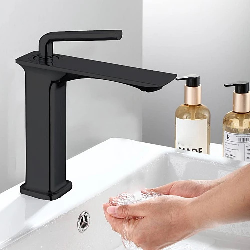 خلاط مغسلة قصير مربع راس مدور اسود مع ليات