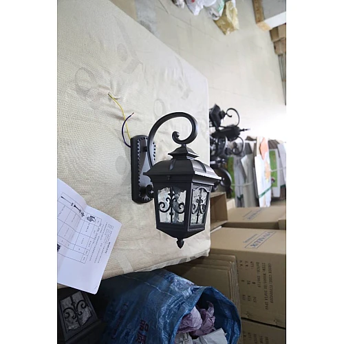 فانوس جداري اسود وسط لمسة كلاسيكية