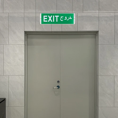 كشاف مسطرة طوارئ مع ستيكر خروج يعمل 3 ساعات طوارئ والبطارية 2.2AH