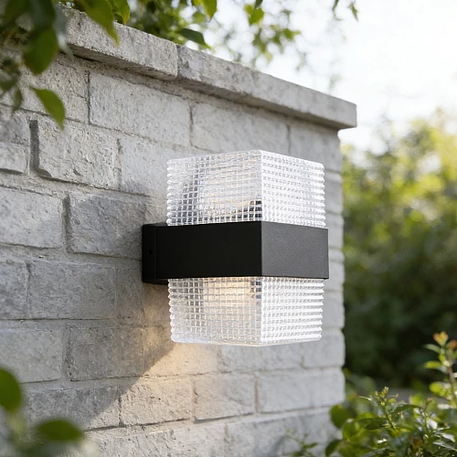 فانوس جداري اسود لون الانارة اصفر 10 واط