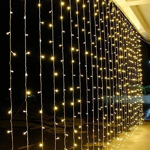 ستارة اضاءة صفراء 4x3 متر معلقة في خيمة