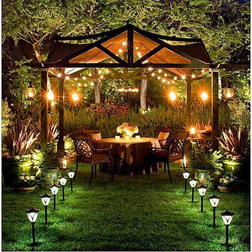 صورة لعقد اضاءة اسود 30 متر مع لمبات E12 مضاء في حديقة خارجية