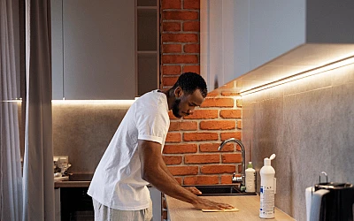 طبقات الإضاءة في المطبخ: 3 أسرار لتجنب الظلال أثناء الطبخ (إنارة Task Lighting)