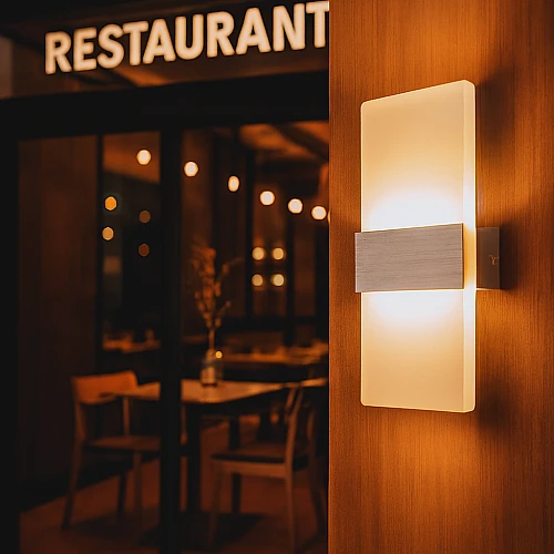 ابليك حائط جداري مودرن فضي بثلاثة أضواء بتصميم أنيق لإضاءة داخلية فاخرة