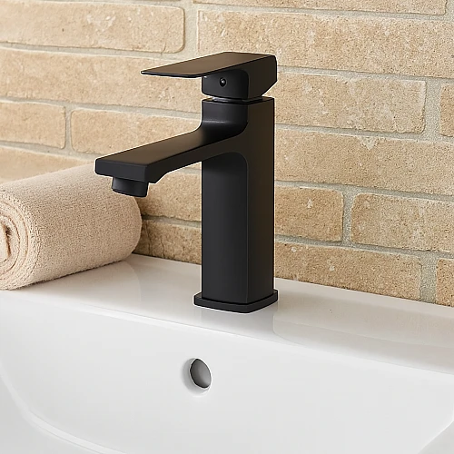 خلاط مغسلة قصير مربع اسود مع ليات و هراب خلاط مغسلة قصير مربع اسود مع ليات و هراب