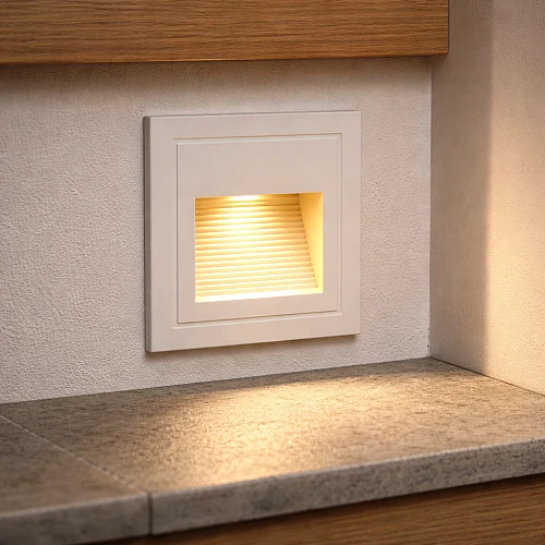 كشاف درج مربع دفن7*7سم ابيض لون الانارة اصفر