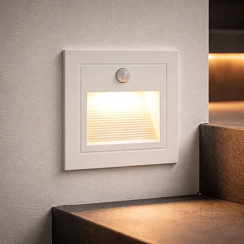 كشاف درج مع حساس حركة لون الانارة اصفر غطاء ابيض مربع دفن 7*7 سم